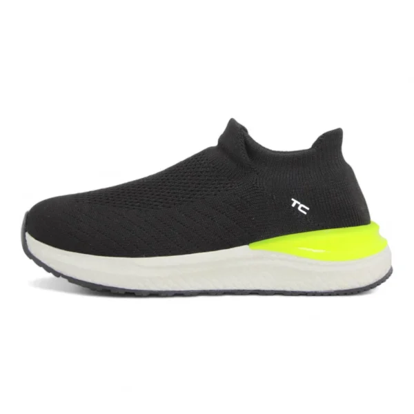 Its breathable fabric fits the foot like a second skin, while the neon-detailed midsole provides an energizing bounce with every step. Perfect to keep you active throughout the day.